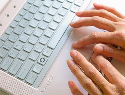 Iets over mezelf 4 sabien schrijft op laptop